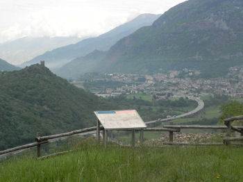 Panorama dal Belvedere Basso del Geosito vicino a Saint-Vincent; a sx: il Castello di Ussel, sullo sfondo quello di Cly e al centro e poi a dx quelli di Châtillon (34435 bytes)